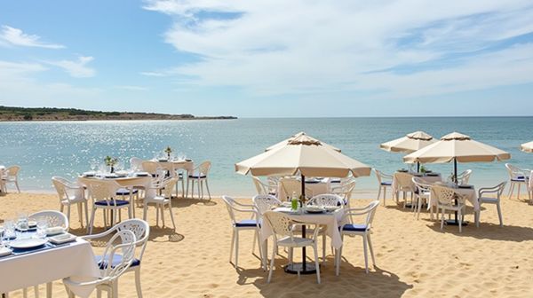 Restaurant plage de Pampelonne : découvrez les incontournables pour un repas au bord de l'eau
